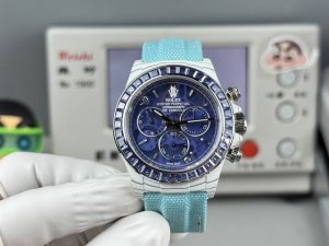 Tw Factory Rolex宇宙计时迪通拿系列之碳纤维定制版，腕表不仅佩戴轻便，外表坚硬。且每一只腕表都拥有独一无二的碳纤花纹材质。 表壳 腕表尺寸40X1