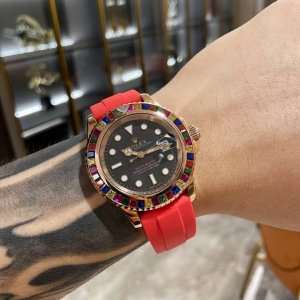 新款上架 劳力士-Rolex宝石圈定制级改版水鬼来袭携手高端珠宝工厂p，重金镶嵌72颗黑、绿、蓝宝石相应色水鬼圈口，搭配表壳耳杆处钻石，犹如光茫四射，吸睛神器