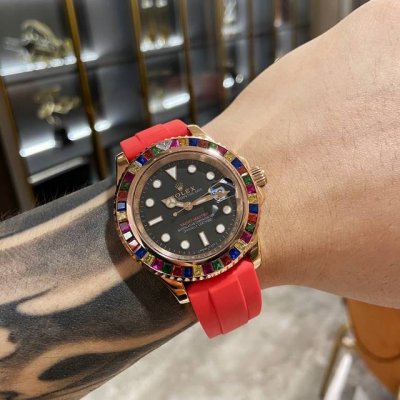 新款上架 劳力士-Rolex宝石圈定制级改版水鬼来袭携手高端珠宝工厂p，重金镶嵌72颗黑、绿、蓝宝石相应色水鬼圈口，搭配表壳耳杆处钻石，犹如光茫四射，吸睛神器