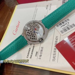 490马尔代夫蓝荔枝皮 稀有治愈色系是一种不费力时髦态度的颜色，蓝绿两者结合 清新不失现代感 订制的荔枝纹皮颗粒饱和度恰到好处 细腻的羊皮戴上手超级柔软舒适一秒