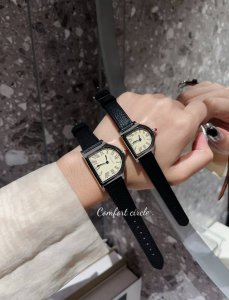 卡地亚座钟系列。卡地亚cloche 腕表的历史可以追溯至1920年，是 Cartier 产量最少的系列作品之一。腕表得名于奇特的表壳形状 水平放置时看起来如同一