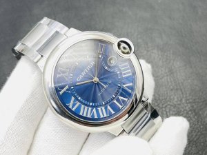 V9 Factory2025墙裂推荐 震撼上市 卡地亚最新版快拆蓝气球全系列腕表！原版开模直径42Mm和直径33Mm系列，细节欢迎对比： 1打造快拆钢带皮带，徒