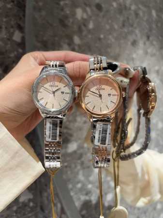 金 钢带+20 钻圈+20 欧米茄-Omega 女士腕表 进口石英机芯 316L精钢表壳 直径34Mm厚8Mm该款腕表备受女性喜爱，四季衣服搭配，尽显优雅在不同 - 点击图像关闭