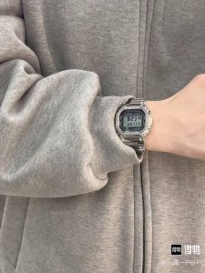 作为卡西欧铁粉，同时入手了金属进化系列的小银砖、小金块和35周年金砖限量款，三款质感各有千秋。 1小银砖的拉丝不锈钢表壳低调耐看，搭配银色表盘通勤百搭； 2经典