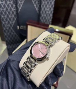 浪琴心月系列，灵感源自千年传颂的 一千零一夜 ，每一秒流转，都承载着心想事成的美好愿景。这款手表以优雅腕间时光印记，精致设计彰显非凡品味，让每一位女性都为之倾倒