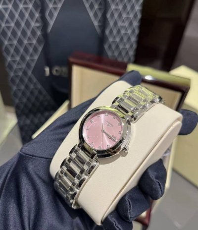 浪琴心月系列，灵感源自千年传颂的 一千零一夜 ，每一秒流转，都承载着心想事成的美好愿景。这款手表以优雅腕间时光印记，精致设计彰显非凡品味，让每一位女性都为之倾倒