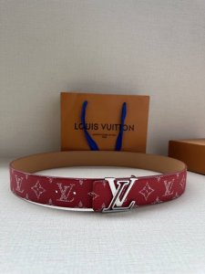 特 本款4.0宽 Lv Initiales 双面腰带推出缤纷新色。一面为华美 Taurillon 皮革铺陈品牌经典图案，一面以光滑素雅牛皮革展露低调个性。Lv
