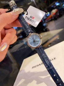 光圈 钻圈 今年3月份天梭出得新款嘉丽小美人系列，整体非常简洁，26Mm的表盘很精致小巧，厚度刚刚好！不愧是小美人～戴起来也是非常好看的～值得入手手表之一。