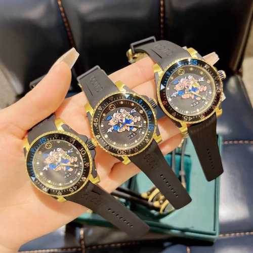 古驰Gucci Dive系列特别款*Courtesy Of Gucci, The Three Little Pigs Disney 系列中一大亮点是取材自193