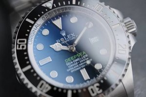 劳力士经典蚝式海使型渐变蓝面鬼王 表身904L不锈钢打造注意市场大部分版本由于工艺问题最好的也只是使用316L不锈钢，虽然316的车床技能已经相当成熟了，对打磨