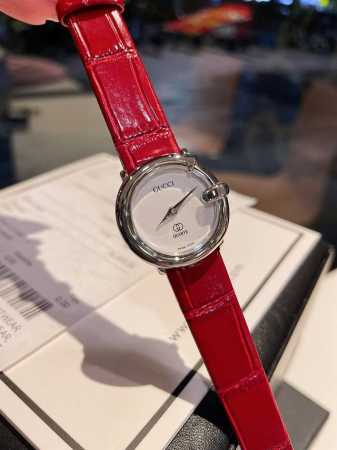 白 金 火爆款 原单品质 Gucci 古奇 来袭此品牌是简约主义的典范，最大特色就是表盘设计，打破千篇一律，简单而富有变化和品味，突出个性是古驰手表给人的特别印 - 点击图像关闭