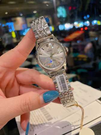 白 金 钢带+20 钻圈+20 欧米茄-Omega 女士腕表 进口石英机芯 316L精钢表壳 直径34Mm厚8Mm该款腕表备受女性喜爱，四季衣服搭配，尽显优雅在 - 点击图像关闭