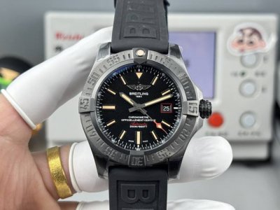 V2版本 -V4版本 Gf V4版百年灵复仇者系列黑鸟侦察机44系列，升级表盘背面刻字 机芯按照原版独家打磨，44X12.7Mm，2824自动机械机芯，蓝宝石镜