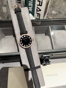 白 金 Tiffany蒂芙尼最新款钻石手表 独家配盒出货 Tiffanyeternity系列腕表提醒我们活在当下 热爱生活 这款腕表的表盘设计灵感源自20世纪六