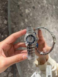 1990年伯爵 Piaget 由表坛珠宝大师发展成为珠宝巨擘，推出tanagra系列，缪斯女神piaget Tanagra伯爵贝母盘钻石刻度黄金表带款。伯爵的珠