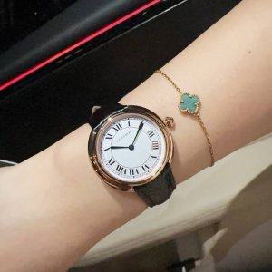 白 金 Cartier Vendome 尺寸33Mm，刮不花玻璃，这款卡地亚旺多姆表的灵感来自于巴黎的旺多姆广场，6点钟位置的 paris 是一个罕见的铭文，只