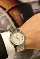 等待一年多，欧米茄二代碟飞终于买到了 之前就很喜欢这款腕表，由于专柜都是最新款，一直没货，令人惊喜的是，国内终于有少量到货，见到实物真的太爱了，价格p也是非常适