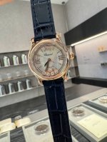 钻圈260 肖邦Chopard.一贝壳面 快乐五钻 非常精致大气的一款 每天看着钻石在表盘里转动心情都会变好 质感很好 尺寸30Mm石英
