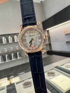 钻圈260 肖邦Chopard.一贝壳面 快乐五钻 非常精致大气的一款 每天看着钻石在表盘里转动心情都会变好 质感很好 尺寸30Mm石英