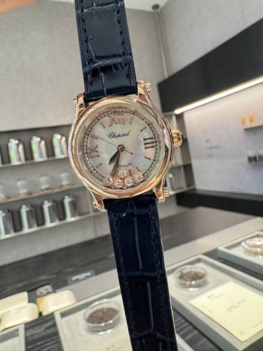 钻圈260 肖邦Chopard.一贝壳面 快乐五钻 非常精致大气的一款 每天看着钻石在表盘里转动心情都会变好 质感很好 尺寸30Mm石英