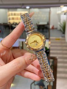 火爆款 Gucci 古奇 来袭此品牌是简约主义的典范，最大特色就是表盘设计，打破千篇一律，简单而富有变化和品味，突出个性是古驰手表给人的特别印象，在尊重个人风尚