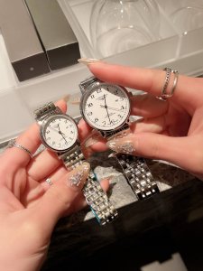 白皮 .金 .钢20浪琴-Longines 情侣对表 原装进口石英机芯 316L精钢表壳 直径男39Mm女29Mm 厚8Mm如果今天的阳光停止了它耀眼的光芒。那