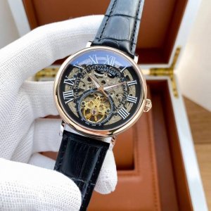 白壳 玫 钢20 品牌 卡地亚--Cartier 类型 男士腕表 机芯 全自动机械机芯 材质 316L精钢表壳 表带 真皮表带 钢带 可选 表镜 矿物强化玻璃镜