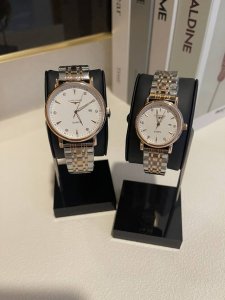 白壳 玫 钢带加20 实物拍摄 品牌： 浪琴-Longines 类型：情侣对表 表壳：316精钢 做工优质 表带：进口小牛皮 316精钢 两种可选 机芯：进口石