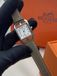 H家手表 爱马仕经典皮带 去年的销冠 价格p不变质量保证 瑞士机芯 还添加了新颜色哦 这个手表真心百搭