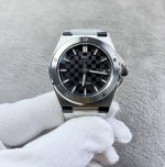 万国Iwc 万国 工程师自动腕表40重磅亮相。表壳与表链经多层次拉丝工艺，抛光和缎面处理，表圈通过五颗多边形螺丝固定于表壳衬圈，并采用棋盘式表盘设计，盘面的网格