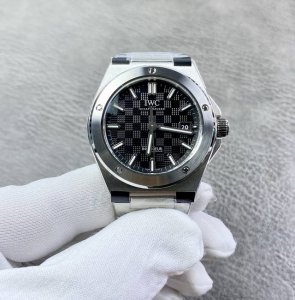 万国Iwc 万国 工程师自动腕表40重磅亮相。表壳与表链经多层次拉丝工艺，抛光和缎面处理，表圈通过五颗多边形螺丝固定于表壳衬圈，并采用棋盘式表盘设计，盘面的网格