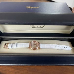 清冷白月光 快乐五钻30Mm Happy Sport白贝母表盘真的很绝 自带温柔感 蓝宝石水晶镜面 瑞士机芯 小牛皮表带 手工镶嵌钻