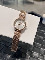 白壳 金壳 ，钻30 Omega欧米茄 时尚女士石英腕表，女神范十足的一款手表，超强时尚设计理念，进口石英机芯，顶级镀膜玻璃镜面，尺寸28Mm， 实物拍摄 品质