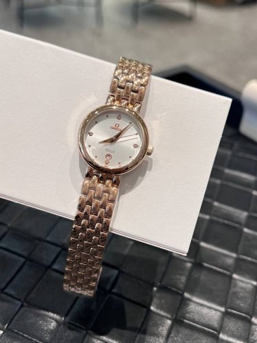 白壳 金壳 ，钻30 Omega欧米茄 时尚女士石英腕表，女神范十足的一款手表，超强时尚设计理念，进口石英机芯，顶级镀膜玻璃镜面，尺寸28Mm， 实物拍摄 品质