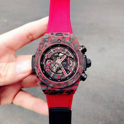 宇舶 恒宝 Big Bang系列碳纤维腕表限量登场 全新臻品限量典藏28枚，仅限中国地区 新款采用新型碳纤维材料表壳，由加入微玻璃的特殊碳纤维材质打造而成。宇舶