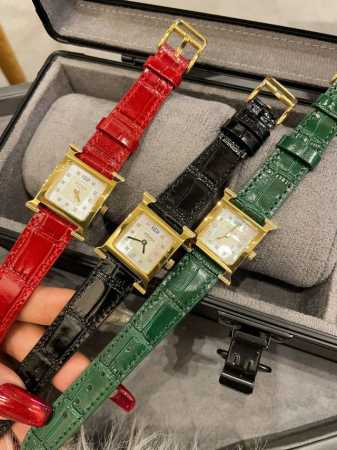 四角钻 白壳 金壳 #瑞机 Hermes 爱马仕 Heure H系列 香港Dfs环球免税店亮丽的颜色表带环绕独特的“H”型表壳，白色天然贝母数字面，纯手工打磨而 - 点击图像关闭