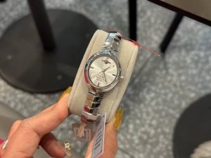 专柜全套包装 西太后蛇年限定蛇骨手表 真正的Y厂 顶级原单 市面低端货已在流通 细节方面我的绝对可以秒他们几条街 老客户认准咱家 买过的都知道 西太后咱们只卖原