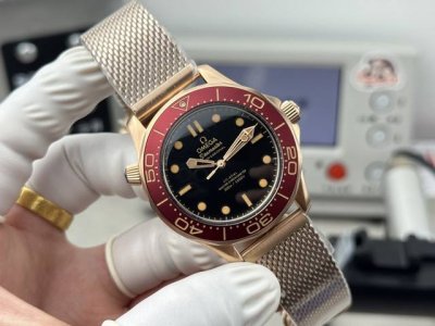 Sj出品 胶带 钢带 1890 欧米茄 Omega N9 新品007 青铜金与勃根地红的绝美融合海马300米 ，金属米兰链带， 氧化铝表圈与表盘，圆弧形蓝宝石水