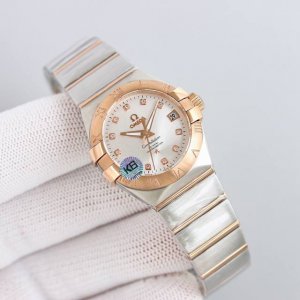 白钢 间金 带钻加50 首选新品 欧米茄星座系列pluma轻羽腕表，搭载一比一8520机芯，天然蓝色炫彩贝母表盘，天然贝母表盘女表中的常年热销款式，表扣轴承采用