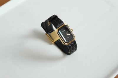 香奈儿 中古方糖手表 诞生于1987年的品牌首款腕表 Coco女士亲自设计 几何形的表壳与钻型蓝宝镜面在当时的时装表类中实属C位 柜台早已停售 中古店都很难买到