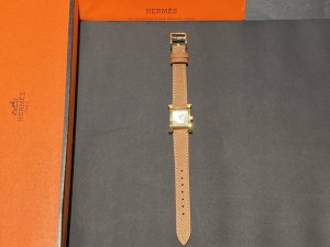 金 钻50 最新上市heure H腕表 H皮带logo标志表壳尺寸 中号 小号 不锈钢表壳 羽毛 镶钻 中号26X26毫米 小号21X21毫米 镶嵌112颗钻石
