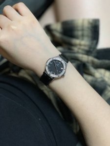 宇舶Hublot 恒宝 经典融合系列 ！最新推出宇舶女款33Mm，石英高端腕表，真正原单级别，所有配件均可与原版互换使用，镶工严谨细致，每个成品都是人工一粒一粒