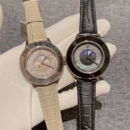 施华洛世奇-Swarovski 可转动真月相 这一款犹如闪亮耀眼的银河，结合日月星辰 与彩色水晶表圈和同色真牛皮表带优美融合 时尚知性的设计 非常适合日常佩戴尺 - 点击图像关闭