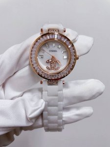 跑量款 香陶瓷系列 明星同款 采用进口优质陶瓷 表圈镶嵌方形钻石 表面采用珍珠贝壳与钻石完美结合 搭载原装石英机♀♀♀
