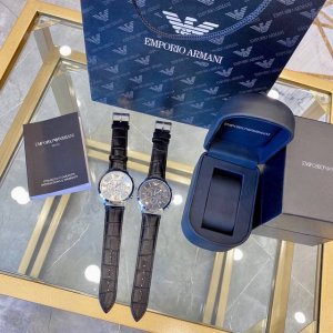 Armani阿玛尼Ar2432243324472473。多功能三眼计时男士腕表。 搭载多功能跑秒石英机芯，强大的分针计时秒表计时24小时同步，矿物质玻璃镜面，简