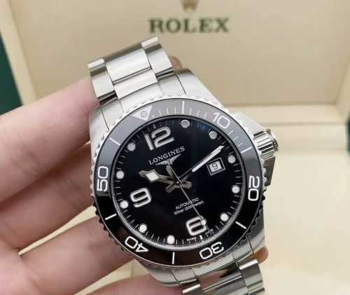 哈喽 兄弟们 你们是嘴真严呐 这么酷帅的浪琴让我找到啦 在这个价位里我觉得还真是“大哥” 除了表扣感觉有点单薄外 我觉得真的是找不出别的毛病 日常佩戴我觉得还是