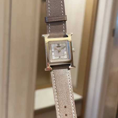 白壳 金 爱马仕“Heure H”系列，最经典的h字表壳，纯手工打磨而成，满天星，对这种方形表盘的手表真的一点抵抗力都没有。316精钢表壳精工打磨“H”型 线条 - 点击图像关闭