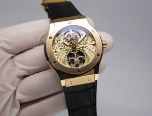 白 . 金20. Hublot 宇舶 恒宝 经典融合系列陀飞轮男士腕表 表带：进口皮带、钢带 舒适耐用 机芯：全自动机械机芯 走时稳定 材料：矿物质超强镜面 耐