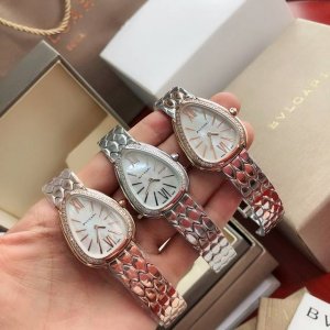 宝格丽Serpenti Seduttori自古以来，蛇形图案就时常出现珠宝饰品中，作为智慧，重生和生命力的象征，它既是装饰品也是护身符。而如今提到灵蛇，就会让人