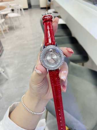 最新上市swarovski 施华洛世奇 这款采用的是星辉设计 璀璨闪耀 呈现非凡工艺 表盘上缀以透明水晶钻 犹如夜空中的星系 月相机芯镶嵌在水晶装饰上 完美搭配 - 点击图像关闭